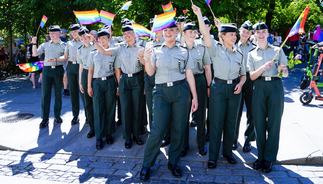 Mange mennesker deltok på en alternativ feiring av Pride og en alternativ versjon av paraden i sentrum lørdag. Her er det en gjeng fra Forsvaret som gir sitt bidrag. Foto: Terje Pedersen / NTB Mange mennesker deltok på en alternativ feiring av Pride og en alternativ versjon av paraden i sentrum lørdag. Her er det en gjeng fra Forsvaret som gir sitt bidrag. Foto: Terje Pedersen / NTB