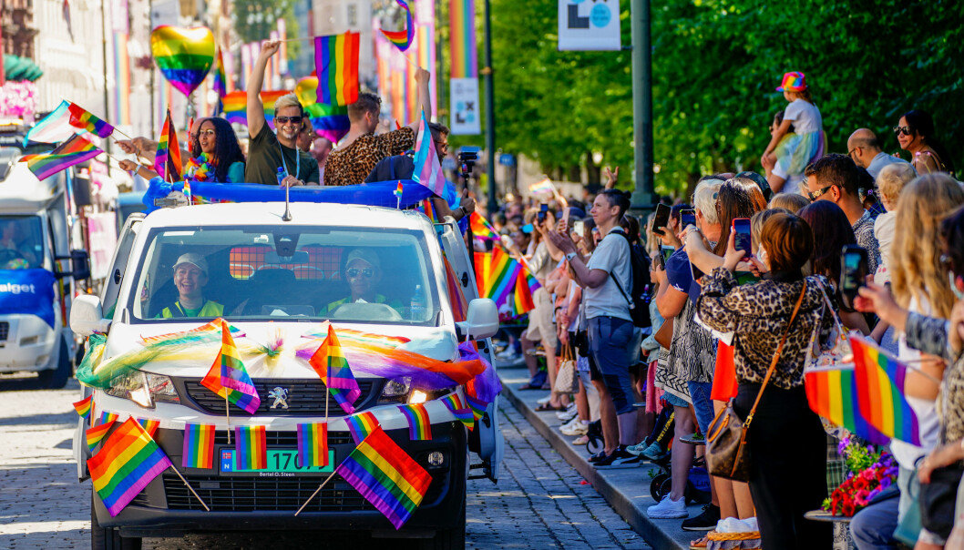 Oslofolket måtte nøye seg med å vinke fra fortauet under årets versjon av Pride-paraden. Her fra Karl Johan. Foto: Terje Pedersen / NTB