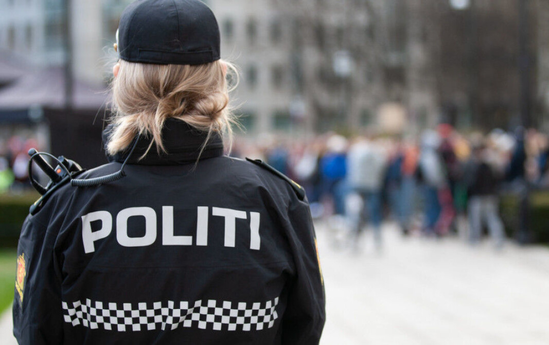En polititjenestekvinne står vakt ved Eidsvoll plass mens Sian holder markering og motdemonstranter er i Spikersuppa. En polititjenestekvinne står vakt ved Eidsvoll plass mens Sian holder markering og motdemonstranter er i Spikersuppa.