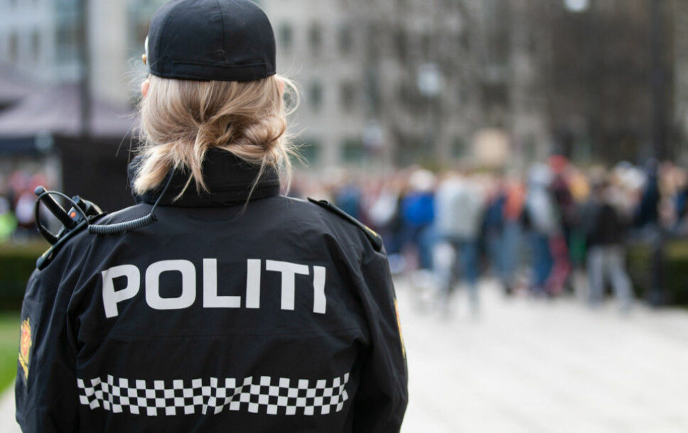 En polititjenestekvinne står vakt ved Eidsvoll plass mens Sian holder markering og motdemonstranter er i Spikersuppa.