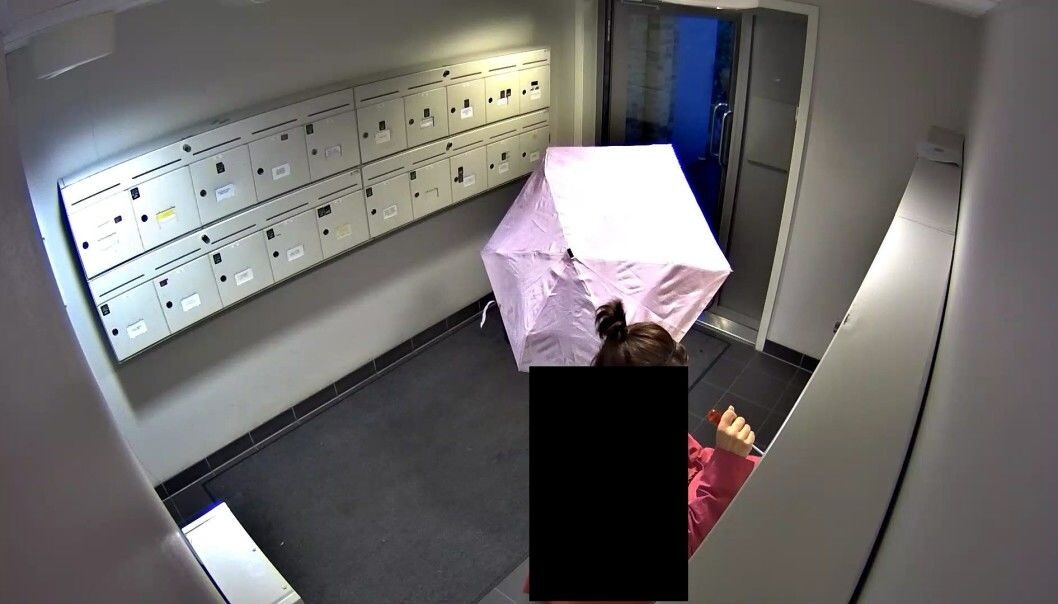 Her er bruker den ene av de to tiltalte kvinnene en skrutrekker på å åpne postkasser i sameiet Ringnes Park. Overvåkningsbildet hjalp politiet i å få tiltlalt de to kvinnene. Her er bruker den ene av de to tiltalte kvinnene en skrutrekker på å åpne postkasser i sameiet Ringnes Park. Overvåkningsbildet hjalp politiet i å få tiltlalt de to kvinnene.