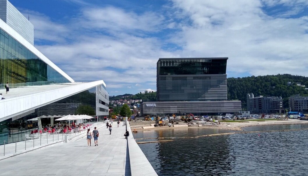 Operastranda ligger nesten innerst i Bjørvika - mellom Operaen og det nye Munch-museet. Operastranda ligger nesten innerst i Bjørvika - mellom Operaen og det nye Munch-museet.