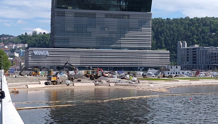 Anleggsmaskiner i full sving med blant annet å fylle sand på stranda og i sjøen for et par uker siden. Men nå er alt straks klart for badegjester. Anleggsmaskiner i full sving med blant annet å fylle sand på stranda og i sjøen for et par uker siden. Men nå er alt straks klart for badegjester.