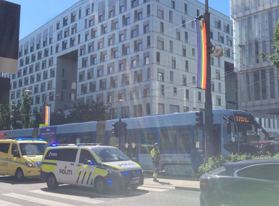 Nødetatene på plass etter kollisjonen mellom trikk og bil i Bjørvika. Bilfører klager over smerter i siden, mens ingen om bord i trikken skal være skadd. Nødetatene på plass etter kollisjonen mellom trikk og bil i Bjørvika. Bilfører klager over smerter i siden, mens ingen om bord i trikken skal være skadd.