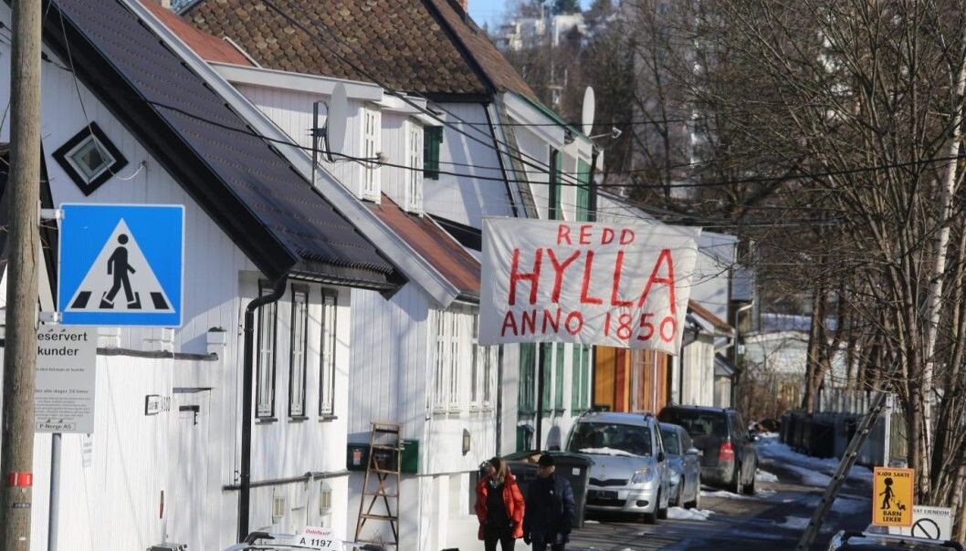 Disse trehusene på Hylla må vike dersom Bane Nors planlagte sporutvidelse i Brynsbakken blir gjennomført. Disse trehusene på Hylla må vike dersom Bane Nors planlagte sporutvidelse i Brynsbakken blir gjennomført.