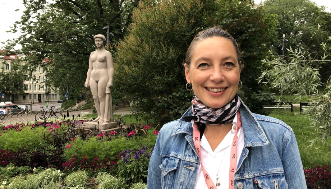 — Vi skal finne ut hva lokalbefolkningen og folk i parken ønsker seg i bydelen, hva et lokalbibliotek her bør inneholde og hvor det bør ligge, sier Deichmans avdelingsdirektør for lokalbibliotek, Mari Eeg. — Vi skal finne ut hva lokalbefolkningen og folk i parken ønsker seg i bydelen, hva et lokalbibliotek her bør inneholde og hvor det bør ligge, sier Deichmans avdelingsdirektør for lokalbibliotek, Mari Eeg.
