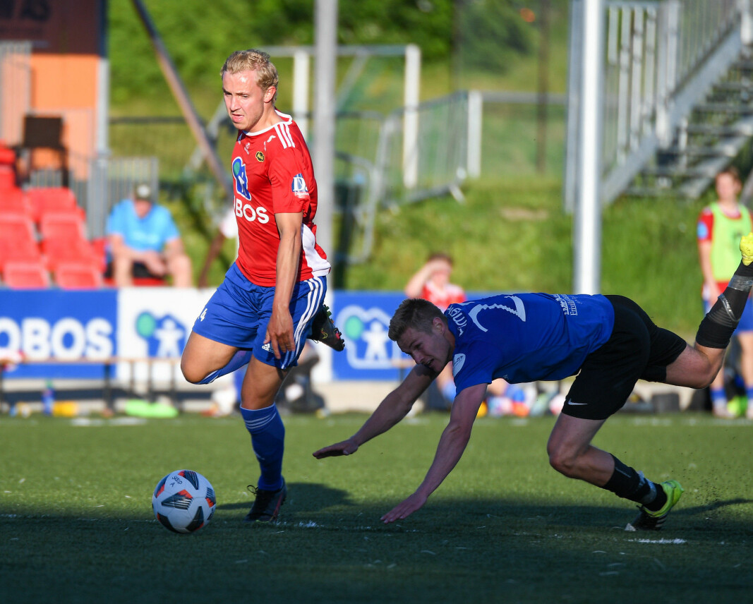 Gabriel Andersen løper i fra Kjelsåsforvaret og fastsetter sluttresultatet til 4-0. Sigurd Martinussen i blått, må bite i gresset denne gangen