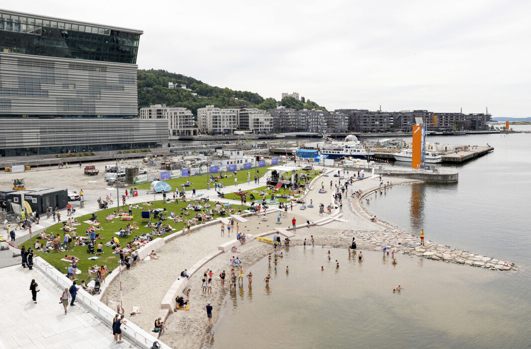 Godt med folk på Operastranda i Bjørvika da den åpnet i dag. Oslo har fått en sandstrand helt innerst i fjorden. Godt med folk på Operastranda i Bjørvika da den åpnet i dag. Oslo har fått en sandstrand helt innerst i fjorden.