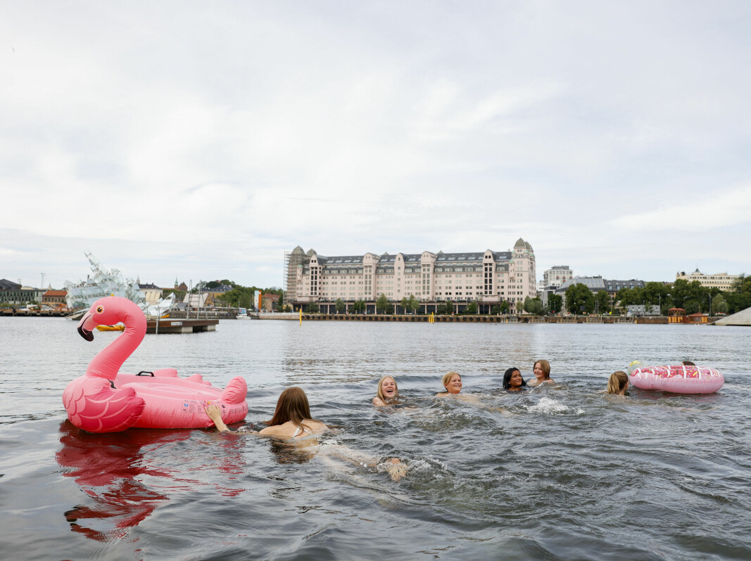 Denne jentegjengen var blant de aller første ut i vannet og Bjørvika da den nye Operastranda åpnet. Og det varme været fortsetter i morgen.