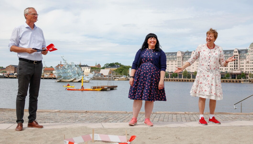 Direktør Kjell Kalland i Hav Eiendom, næringsbyråd Victoria Marie Evensen (Ap) og ordfører Marianne Borgen (SV) sto for høytidelig åpning av Operastranda i Bjørvika. Direktør Kjell Kalland i Hav Eiendom, næringsbyråd Victoria Marie Evensen (Ap) og ordfører Marianne Borgen (SV) sto for høytidelig åpning av Operastranda i Bjørvika.