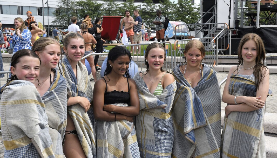 Venninnegjengen fra Hasle mener Operastranda har blitt en fantastisk strand. Fra venstre Ida, Sofie, Sigrid, Afifa, Sanna, Anna og Lisa. Venninnegjengen fra Hasle mener Operastranda har blitt en fantastisk strand. Fra venstre Ida, Sofie, Sigrid, Afifa, Sanna, Anna og Lisa.