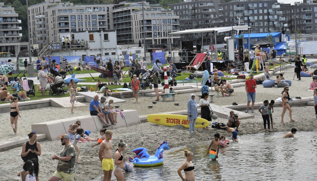 Mange osloborgere hadde funnet veien til åpningen av Operastranda fredag. Utover sommeren kan det bli flere som får stifte kjennskap med den nye stranda midt i byen.