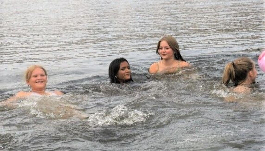 En venninnegjeng fra Hasle fikk æren av å ta det første badet på Operastranda fredag formiddag. En venninnegjeng fra Hasle fikk æren av å ta det første badet på Operastranda fredag formiddag.