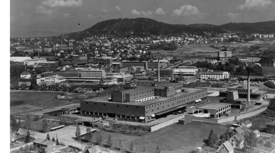 Etter brennevinsforbudet ble opphevet i 1927 ble det besluttet å bygge et produksjons og tappeanlegg på Haslevangen, det såkalte Vinslottet. Bildet er fra 1958. Etter brennevinsforbudet ble opphevet i 1927 ble det besluttet å bygge et produksjons og tappeanlegg på Haslevangen, det såkalte Vinslottet. Bildet er fra 1958.