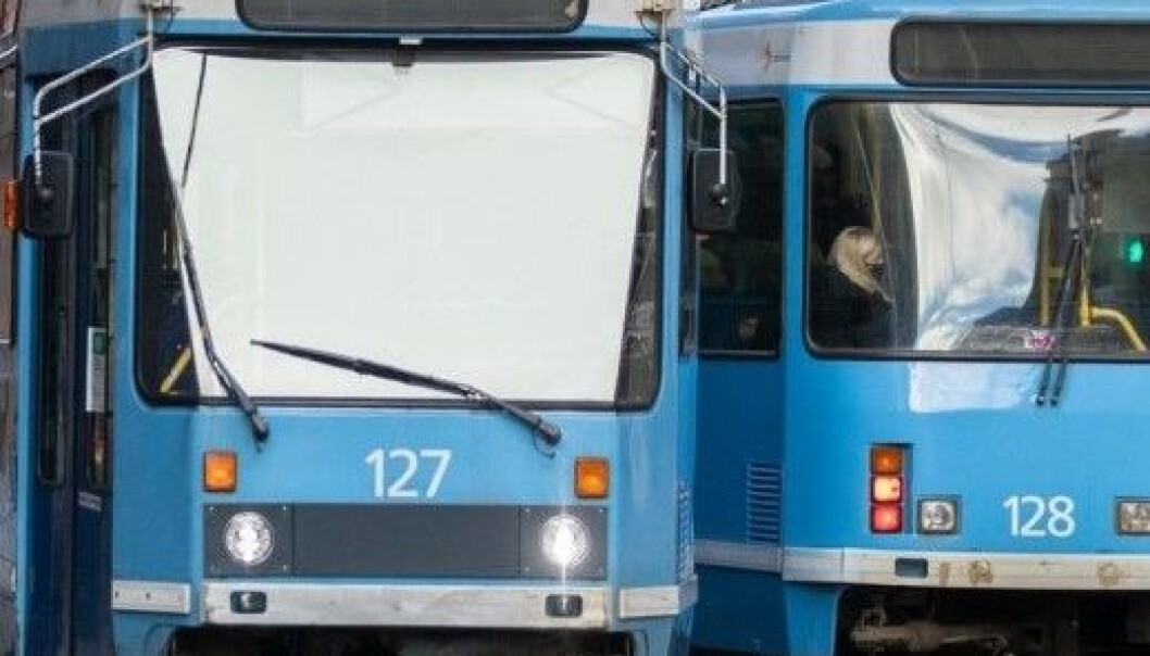 Den ene trikken har sporet av og det skaper problemer for trafikkavvikling på Storo. Den ene trikken har sporet av og det skaper problemer for trafikkavvikling på Storo.