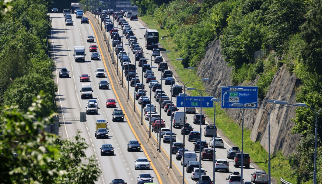 Til høyre ser du stillestående kø på E18 vestover på vei ut av Oslo lørdag. Til høyre ser du stillestående kø på E18 vestover på vei ut av Oslo lørdag.