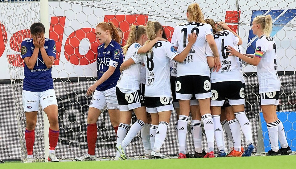 Vålerenga-spillerne fortviler etter å ha tapt toppkampen mot Rosenborg på overtid.
