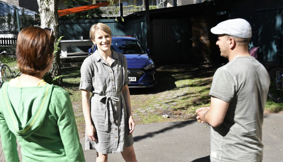 Oslo SVs stortingskandidat Kari Elisabeth Kaski mener det må bli Statens oppgave å finansiere helsesentrene for papirløse migranter. Her i samtale med «Ramona» og Nazir ved senteret for papirløse i Oslo.