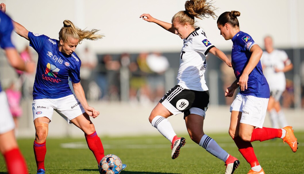 Vålerengas Sigrid Heien Hansen (til v.) og Rosenborgs Cesilie Andreassen i kamp om ballen i et tidligere oppgjør mellom de to klubbene.. Vålerengas Sigrid Heien Hansen (til v.) og Rosenborgs Cesilie Andreassen i kamp om ballen i et tidligere oppgjør mellom de to klubbene..