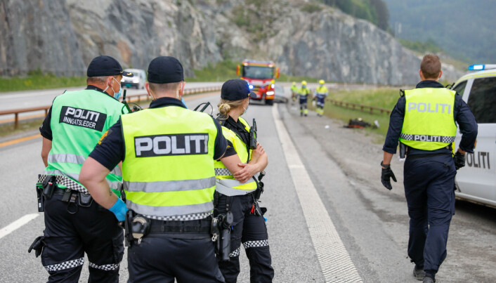 Politi på stedet der to biler frontkolliderte på E6 mellom Morskogen og Espa tirsdag 8. juni. Foto: Martin Benedikt Sjue / Eidsvoll Ullensaker Blad / NTB