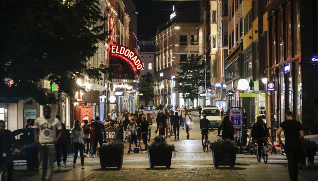 En politipatrulje kom over den skadde mannen rundt klokka 01.25 natt til søndag. Åstedet for knivstikkingen er Strøget, som ligger mellom Torggata (bildet) og Storgata. En politipatrulje kom over den skadde mannen rundt klokka 01.25 natt til søndag. Åstedet for knivstikkingen er Strøget, som ligger mellom Torggata (bildet) og Storgata.