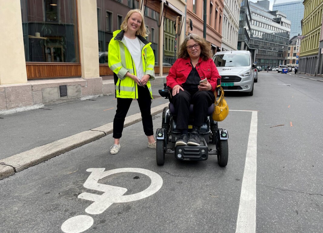 Sesilie Bjørdal i bymiljøetaten og Magnhild Sørbotten, Handikapforbundets regionleder for Oslo, er fornøyde etter å ha funnet en ledig HC-parkeringsplass ved Youngstorget ved hjelp av Bil i Oslo-appen. Sesilie Bjørdal i bymiljøetaten og Magnhild Sørbotten, Handikapforbundets regionleder for Oslo, er fornøyde etter å ha funnet en ledig HC-parkeringsplass ved Youngstorget ved hjelp av Bil i Oslo-appen.