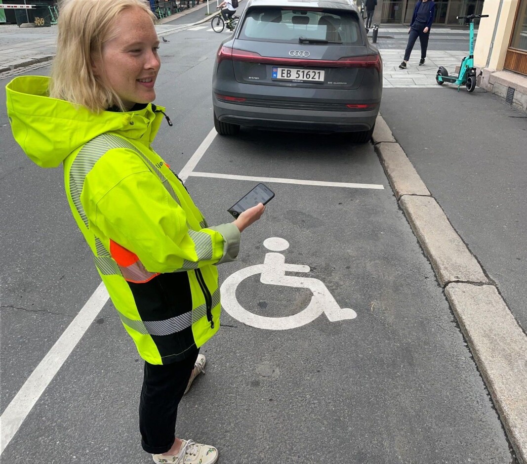 Prosjektleder Sesilie Bjørdal i bymiljøetaten står på en av plassene som inngår i prøveprosjektet. Den lyse sirkelen under HC-symbolet er området der sensorene som kommuniserer med Bil i Oslo- appen ble lagt i bakken i vinter. Prosjektleder Sesilie Bjørdal i bymiljøetaten står på en av plassene som inngår i prøveprosjektet. Den lyse sirkelen under HC-symbolet er området der sensorene som kommuniserer med Bil i Oslo- appen ble lagt i bakken i vinter.