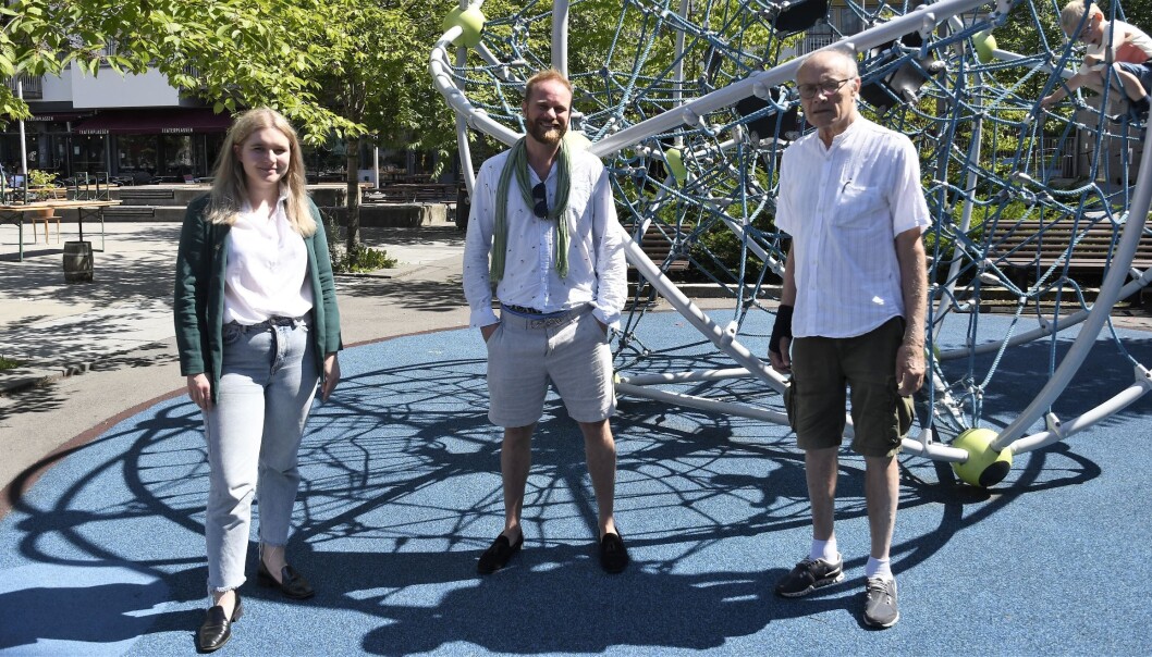 Lokalpolitikerne Miriam Einangshaug, Stian Amadeus Antonsen og Olaf Svorstøl foran det eneste leketilbudet som er igjen på Teaterplassen på Grønland. Lokalpolitikerne Miriam Einangshaug, Stian Amadeus Antonsen og Olaf Svorstøl foran det eneste leketilbudet som er igjen på Teaterplassen på Grønland.