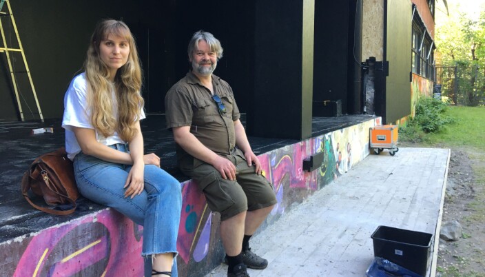 Kunstnerisk ansvarlig på Blå, Marit Soldal, og styremdlem Stefan Jansen har vært med å gjøre klar den midlertidige scenen og festivalprogrammet på Blå i sommer. Kunstnerisk ansvarlig på Blå, Marit Soldal, og styremdlem Stefan Jansen har vært med å gjøre klar den midlertidige scenen og festivalprogrammet på Blå i sommer.