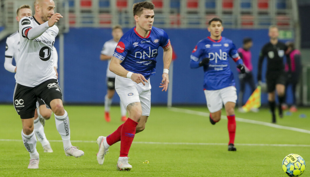 Rosenborgs Tore Reginiussen og Vålerengas Vidar Örn Kjartansson (midten) under eliteseriekampen i fotball mellom Vålerenga og Rosenborg på Intility Arena i fjor. Rosenborgs Tore Reginiussen og Vålerengas Vidar Örn Kjartansson (midten) under eliteseriekampen i fotball mellom Vålerenga og Rosenborg på Intility Arena i fjor.