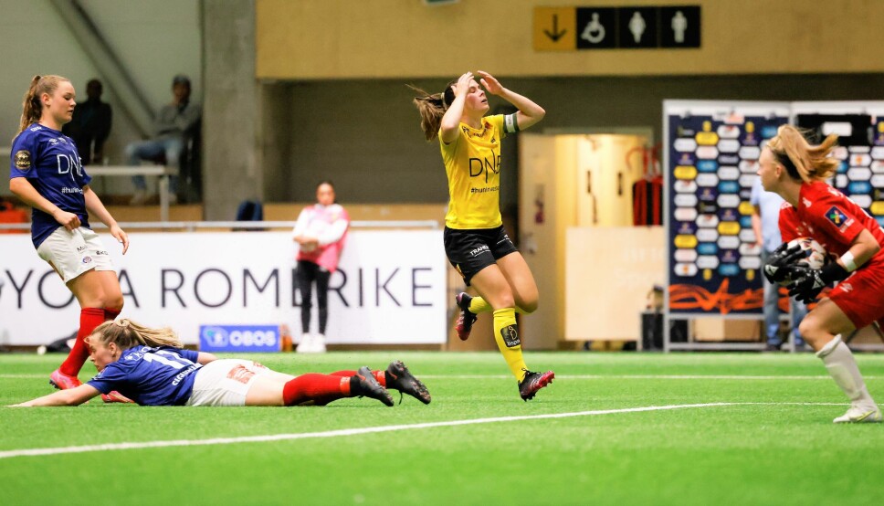 Vålerenga-keeper Jalen Tompkins redder fra Lillestrøms Emilie Haavi.
