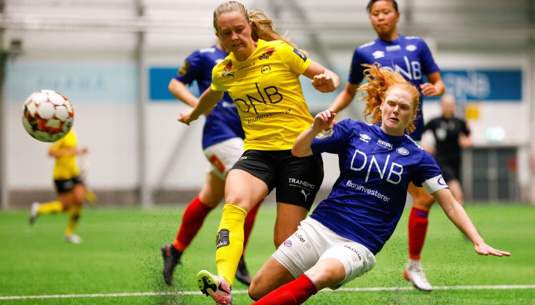 Temperaturen i onsdagens lokalderby var ikke all verden, men her knaller Vålerenga-kaptein Stine Ballisager Pedersen skikkelig til i en tackling. Temperaturen i onsdagens lokalderby var ikke all verden, men her knaller Vålerenga-kaptein Stine Ballisager Pedersen skikkelig til i en tackling.