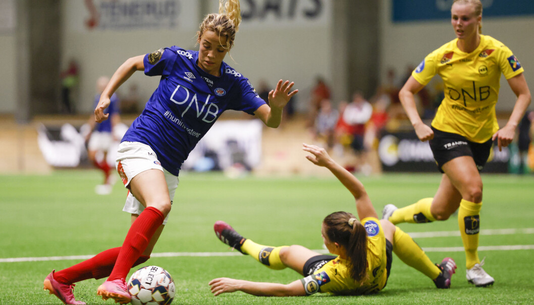 Vålerengas Celin Bizet (t.v.) i duell med LSKs Emilie Haavi og Nora Eide Lie (t.h.) under Toppseriekampen mellom LSK Kvinner og Vålerenga i LSK-hallen i kveld. Vålerengas Celin Bizet (t.v.) i duell med LSKs Emilie Haavi og Nora Eide Lie (t.h.) under Toppseriekampen mellom LSK Kvinner og Vålerenga i LSK-hallen i kveld.