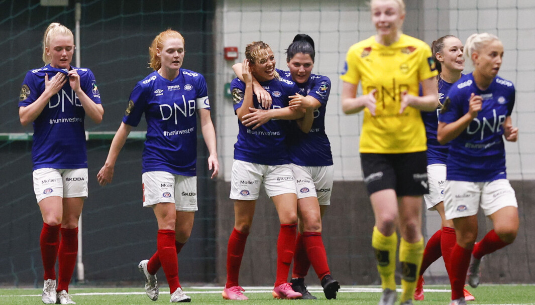 Vålerenga jubel med Rikke Marie Madsen, Stine Ballisager Pedersen, målscorer Celin Bizet, Dejana Stefanovic, Janni Thomsen og Rikke Nygardt under Toppseriekampen mellom LSK Kvinner og Vålerenga i LSK-hallen. Foto: Jil Yngland / NTB Vålerenga jubel med Rikke Marie Madsen, Stine Ballisager Pedersen, målscorer Celin Bizet, Dejana Stefanovic, Janni Thomsen og Rikke Nygardt under Toppseriekampen mellom LSK Kvinner og Vålerenga i LSK-hallen. Foto: Jil Yngland / NTB