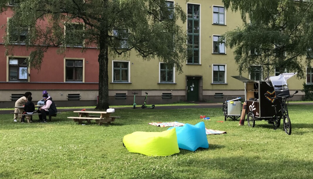 Fra sykkelbiblioteket på Haarklous plass kan du låne leker, ballspill eller bøker, som du kan nyte i skyggen av et tre. Fra sykkelbiblioteket på Haarklous plass kan du låne leker, ballspill eller bøker, som du kan nyte i skyggen av et tre.