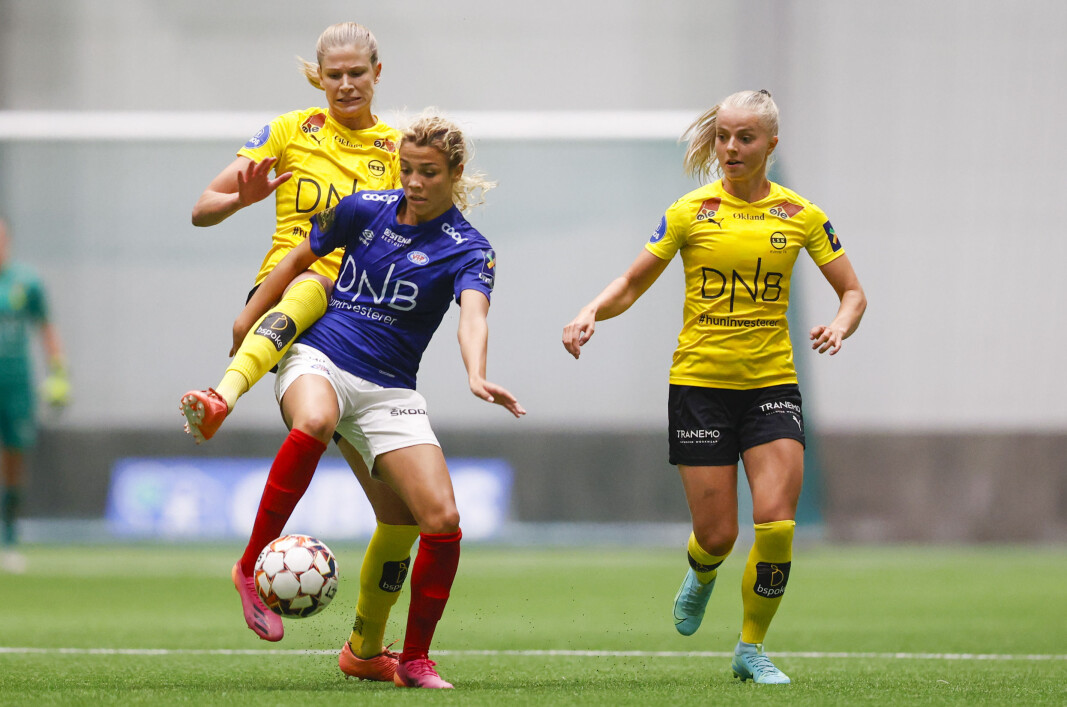 Celin Bizet Ildhusøy (t.v.) i duell med LSK-spillerne Justine Vanhaevermaet og Emilie Woldvik i onsdagens seriekamp. Celin Bizet Ildhusøy (t.v.) i duell med LSK-spillerne Justine Vanhaevermaet og Emilie Woldvik i onsdagens seriekamp.