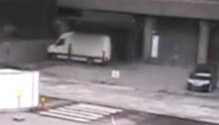 Anders Behring Breivik parkerte den hvite varebilen rett utenfor høyblokka og forlot regjeringskvartalet. Bilen inneholdt en hjemmelaget bombe på 950 kilo, som eksploderte ni minutter etterpå. Anders Behring Breivik parkerte den hvite varebilen rett utenfor høyblokka og forlot regjeringskvartalet. Bilen inneholdt en hjemmelaget bombe på 950 kilo, som eksploderte ni minutter etterpå.
