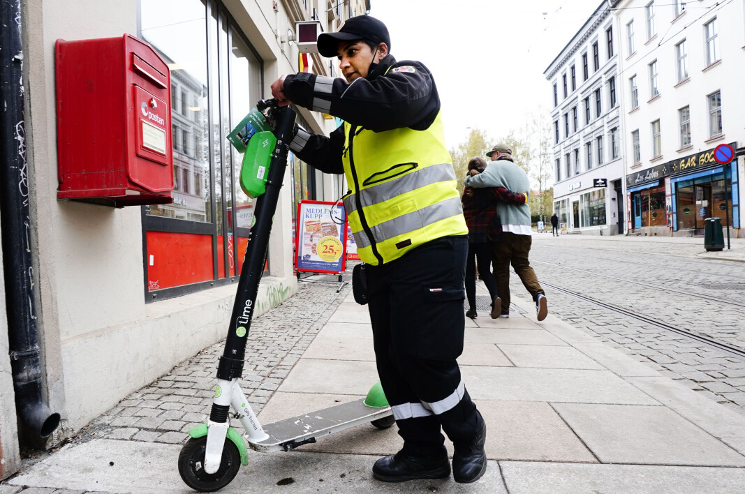 I vår begynte bybetjent Humma Husain og kollegene hennes i bymiljøetaten å ilegge utleieselskaper gebyr på 1.590 kroner per elsparkesykkel som står feilparkert. I vår begynte bybetjent Humma Husain og kollegene hennes i bymiljøetaten å ilegge utleieselskaper gebyr på 1.590 kroner per elsparkesykkel som står feilparkert.