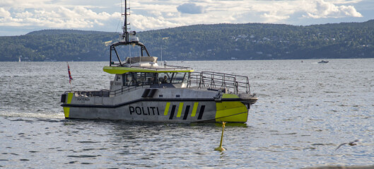 Stor redningsaksjon i natt etter at en tom seilbåt lå og slo i fjæra ved Katten. To personer funnet på Husbergøya