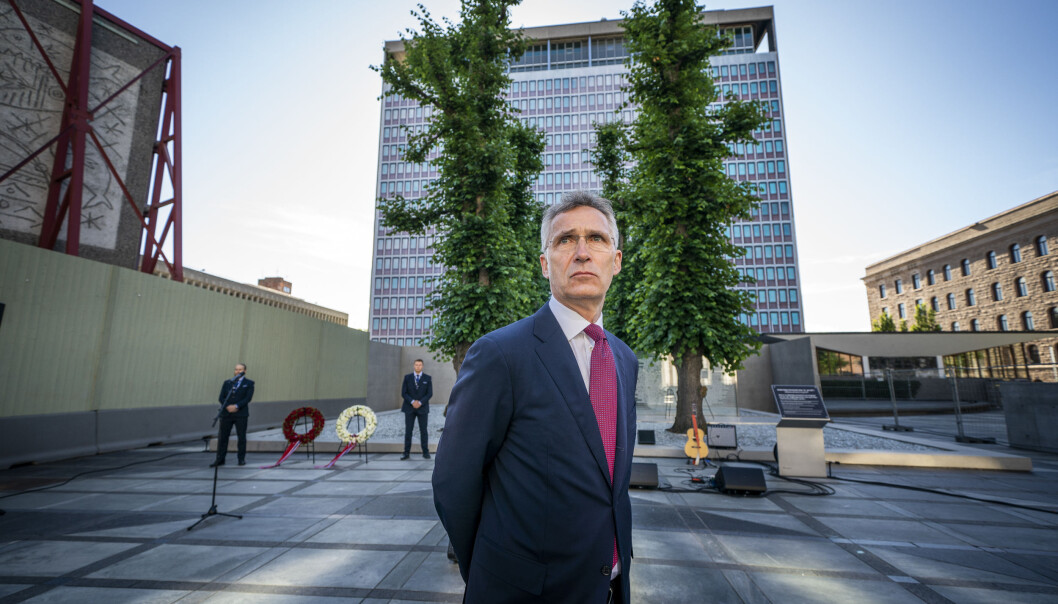 Tidligere Ap-leder og statsminister Jens Stoltenberg under fjorårets 22. juli-markering i regjeringskvartalet. Tidligere Ap-leder og statsminister Jens Stoltenberg under fjorårets 22. juli-markering i regjeringskvartalet.