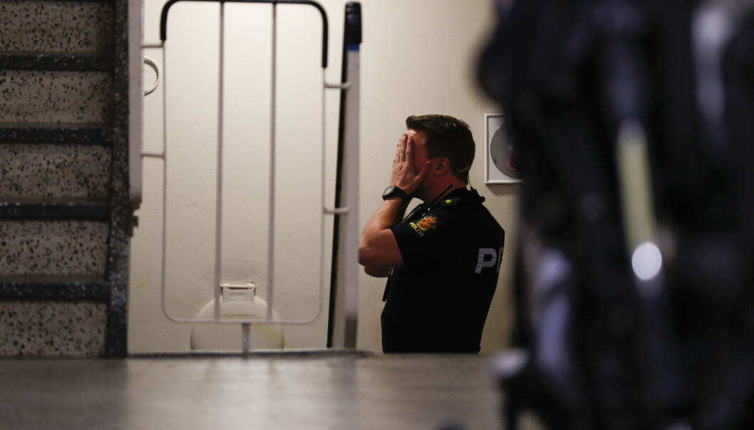 En kvinne ble i september 2018 skutt og drept med hagle i en leilighet på Oppsal i Oslo. Bildet viser en politimann i oppgangen utenfor leiligheten. Foto: Heiko Junge / NTB En kvinne ble i september 2018 skutt og drept med hagle i en leilighet på Oppsal i Oslo. Bildet viser en politimann i oppgangen utenfor leiligheten. Foto: Heiko Junge / NTB