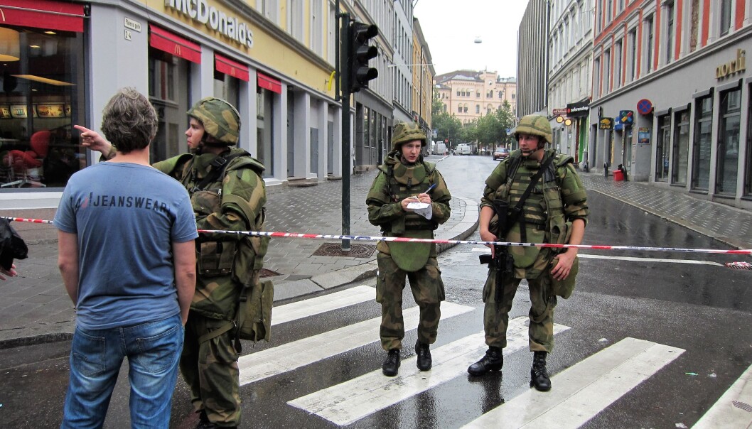 Sperring og soldater i Pløens gate med utsikt mot Youngstorget, og bak det regjeringskvartalet, 23. juli 2011. Det var dagen etter terrorangrepet på regjeringskvartalet og Utøya, og skal ha vært første gang soldater ble utplassert i Oslos gater etter andre verdenskrig. Sperring og soldater i Pløens gate med utsikt mot Youngstorget, og bak det regjeringskvartalet, 23. juli 2011. Det var dagen etter terrorangrepet på regjeringskvartalet og Utøya, og skal ha vært første gang soldater ble utplassert i Oslos gater etter andre verdenskrig.