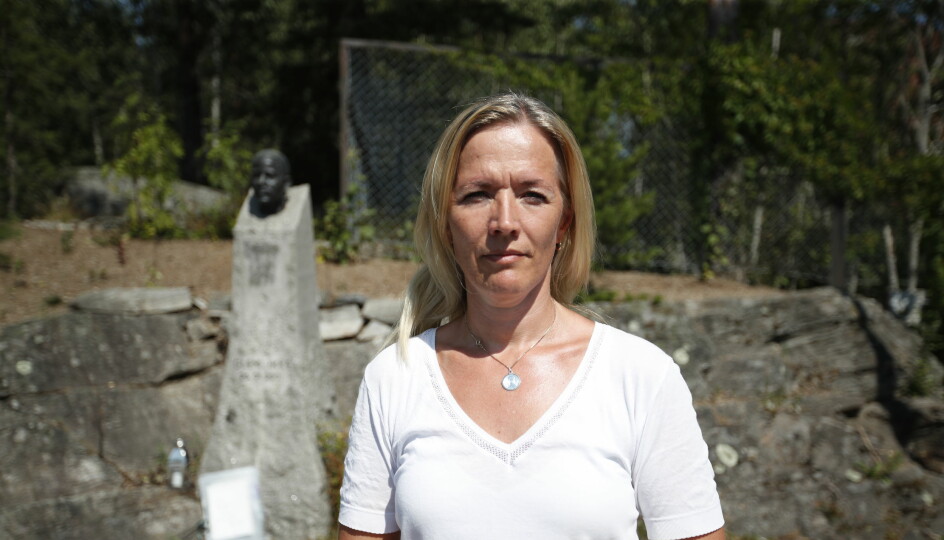 Minnesmerket over Benjamin Hermansen har blitt tagget ned, to dager før tiårsmarkeringen av 22. juli. Kristina Lie-Hagen var raskt på stedet og var med på å fjerne det som ble tagget på minnesmerket.