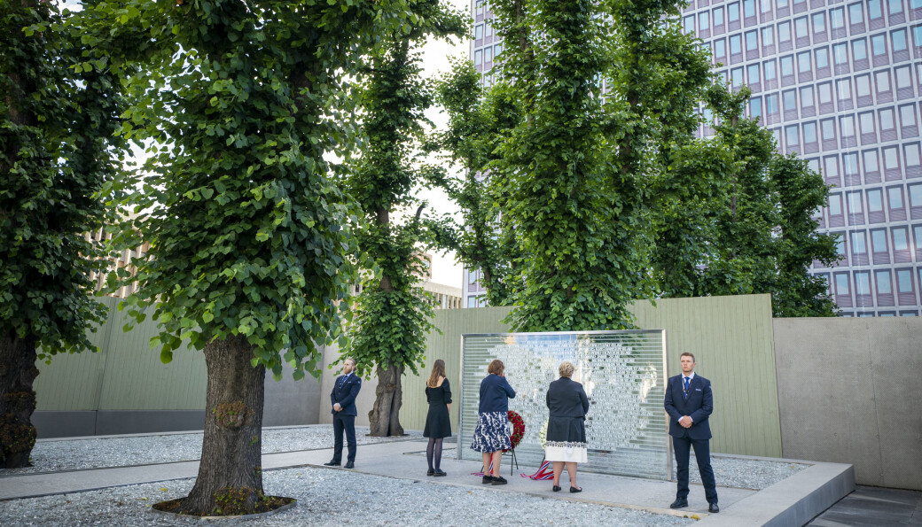 Til tross for at byggingen av det nye regjeringskvartalet er i full gang, er det fremdeles sperret av et lite område rundt minnesmerket. Der vil det torsdag morgen holdes en minnemarkering. Her ser vi et bilde fra 22. juli i fjor ved minnesmerket. Arkivfoto: Heiko Junge / NTB Til tross for at byggingen av det nye regjeringskvartalet er i full gang, er det fremdeles sperret av et lite område rundt minnesmerket. Der vil det torsdag morgen holdes en minnemarkering. Her ser vi et bilde fra 22. juli i fjor ved minnesmerket. Arkivfoto: Heiko Junge / NTB