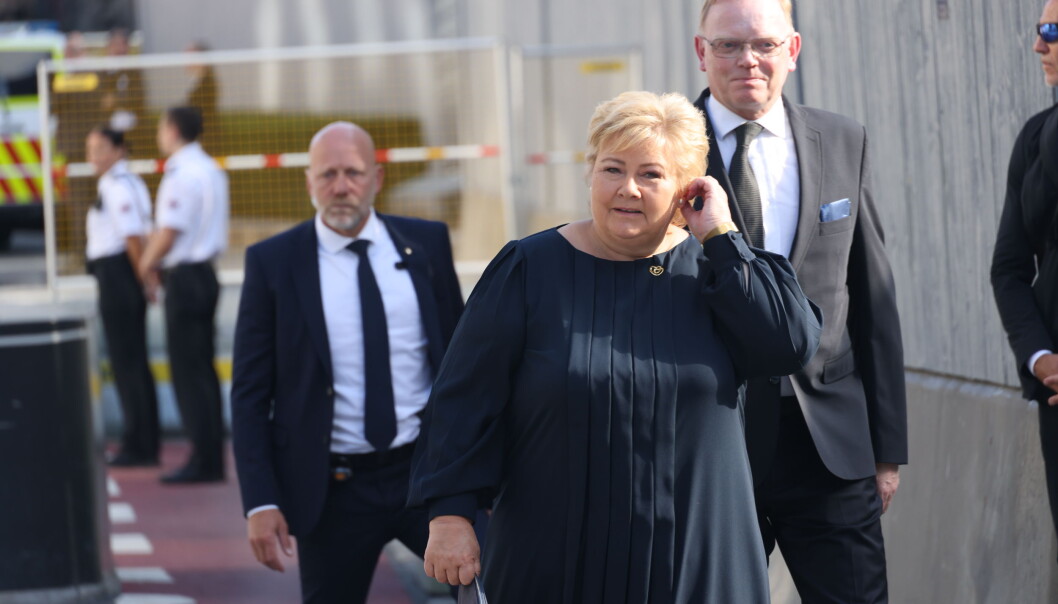 Statsminister Erna Solberg ankommer minnemarkeringen i regjeringskvartalet. Foto: Geir Olsen / NTB / POOL Statsminister Erna Solberg ankommer minnemarkeringen i regjeringskvartalet. Foto: Geir Olsen / NTB / POOL