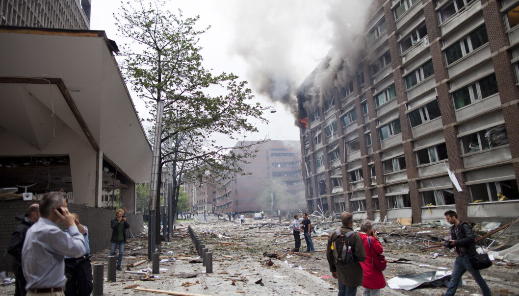 Bomben gikk av rett utenfor inngangen til Høyblokka i regjeringskvartalet klokken 15.25 fredag den 22. juli i 2011. Dette er et av de første bildene fra terrorangrepet. Arkivfoto: Thomas Winje Øijord / NTB Bomben gikk av rett utenfor inngangen til Høyblokka i regjeringskvartalet klokken 15.25 fredag den 22. juli i 2011. Dette er et av de første bildene fra terrorangrepet. Arkivfoto: Thomas Winje Øijord / NTB