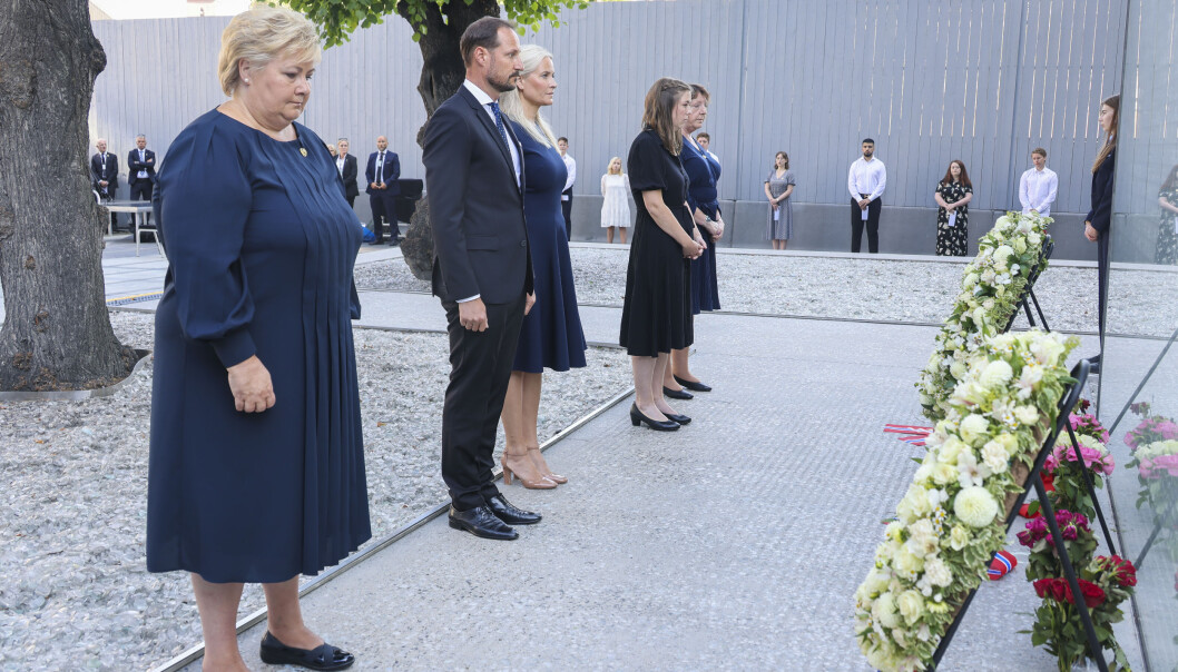 Statsminister Erna Solberg, kronprins Haakon, kronprinsesse Mette-Marit, AUF-leder Astrid Hoem og leder for Nasjonal Støttegruppe Lisbeth Røyneland under minnemarkeringen i regjeringskvartalet. Foto: Geir Olsen / NTB Statsminister Erna Solberg, kronprins Haakon, kronprinsesse Mette-Marit, AUF-leder Astrid Hoem og leder for Nasjonal Støttegruppe Lisbeth Røyneland under minnemarkeringen i regjeringskvartalet. Foto: Geir Olsen / NTB