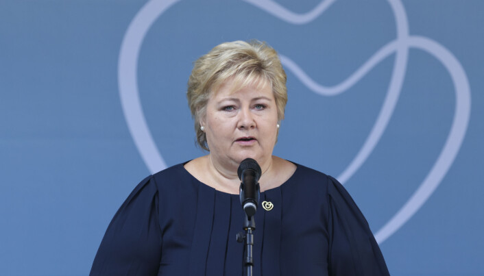 Statsminister Erna Solberg taler under minnemarkeringen i regjeringskvartalet 10 år etter angrepene mot nettopp regjeringskvartalet og Utøya. Foto: Geir Olsen / NTB Statsminister Erna Solberg taler under minnemarkeringen i regjeringskvartalet 10 år etter angrepene mot nettopp regjeringskvartalet og Utøya. Foto: Geir Olsen / NTB