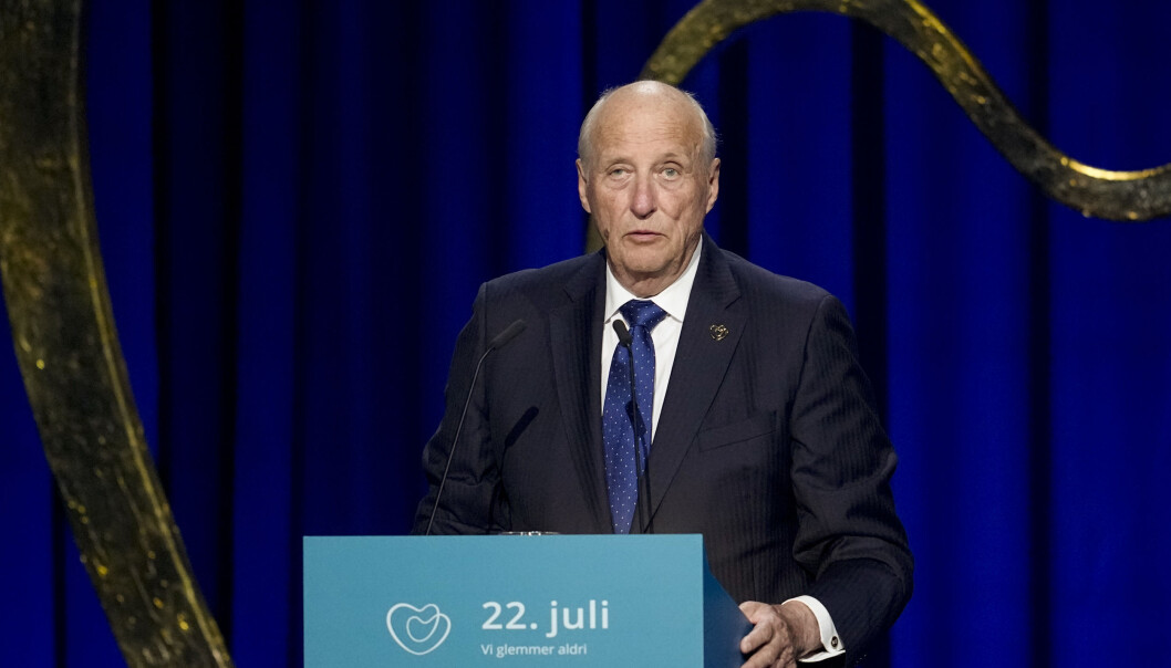 — Vi må erkjenne at vi som samfunn ikke har gjort på langt nær nok for å se, for å hjelpe, for å bære byrden sammen, sa Kong Harald da han holdt tale under det nasjonale minnearrangementet i Oslo Spektrum, ti år etter terrorangrepet 22. Juli 2011. Foto: Fredrik Hagen / NTB / POOL — Vi må erkjenne at vi som samfunn ikke har gjort på langt nær nok for å se, for å hjelpe, for å bære byrden sammen, sa Kong Harald da han holdt tale under det nasjonale minnearrangementet i Oslo Spektrum, ti år etter terrorangrepet 22. Juli 2011. Foto: Fredrik Hagen / NTB / POOL
