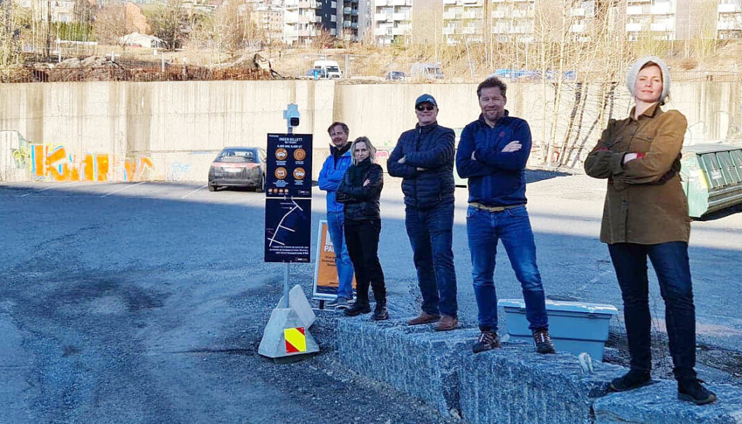 Aksjonsgruppa i området de mener må bygges ut som park, tomtene i Sandakerveien 113-119. Fra venstre Are, Gosha Szewczyk, Peter Kolstad, Torger Kjeldstad og Caroline Frøyland. Kristine Sagabråten var ikke til stede da bildet ble tatt. Aksjonsgruppa i området de mener må bygges ut som park, tomtene i Sandakerveien 113-119. Fra venstre Are, Gosha Szewczyk, Peter Kolstad, Torger Kjeldstad og Caroline Frøyland. Kristine Sagabråten var ikke til stede da bildet ble tatt.